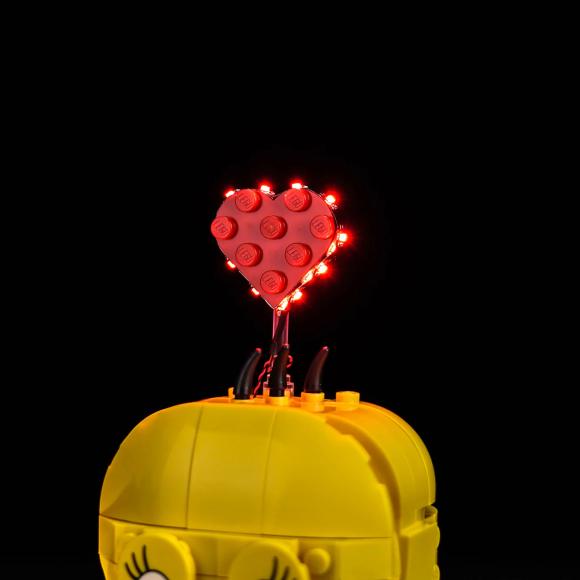 Oplyst LEGO 40824 Kærligheds-piphans med BrickBling toppen af hovedet med et hjerte oplyst