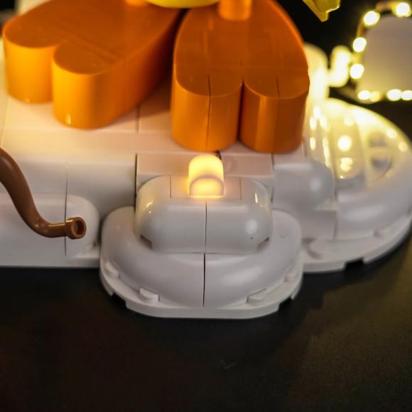 Oplyst LEGO 40824 Kærligheds-piphans med BrickBling bunden af fuglen med lys