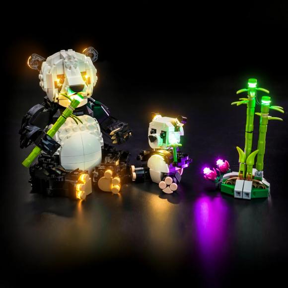 Oplyst LEGO Creator 31165 vilde dyr pandafamilie med BrickBling set fra venstre side
