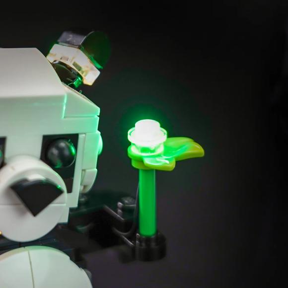 Oplyst LEGO Creator 31165 vilde dyr pandafamilie med BrickBling detaljer på lille panda