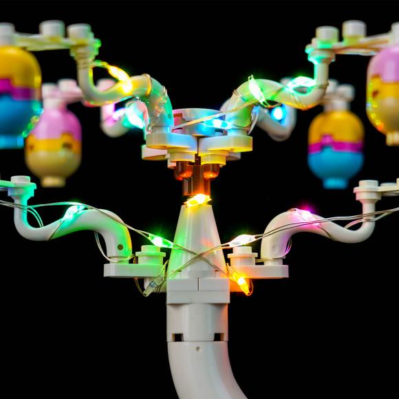 Oplyst 40808 Påskehare og kylling på æggejagt med BrickBling toppen af træet