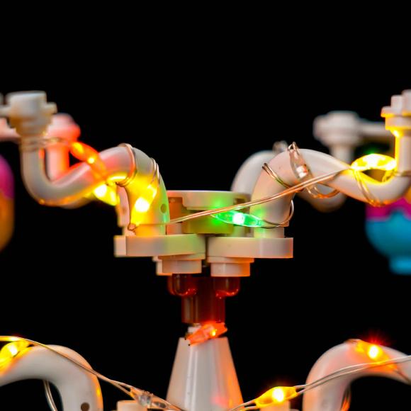 Oplyst 40808 Påskehare og kylling på æggejagt med BrickBling toppen zoomet ind