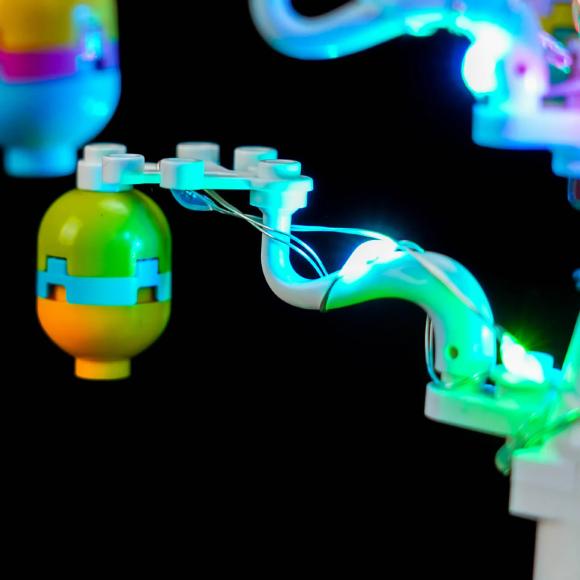 Oplyst 40808 Påskehare og kylling på æggejagt med BrickBling zoomet ind på grenen