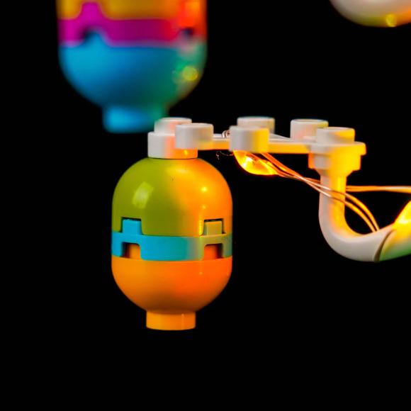 Oplyst 40808 Påskehare og kylling på æggejagt med BrickBling fokus på detaljerne