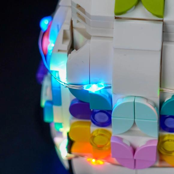 Oplyst 40816 dekorativt påskeæg med BrickBling siden zoomet ind