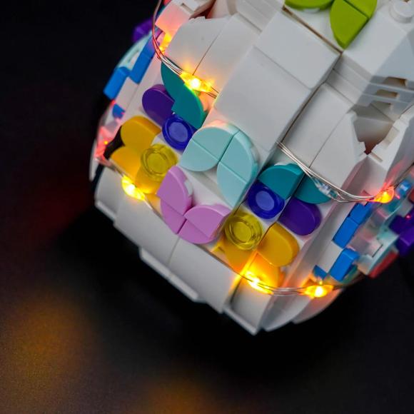 Oplyst 40816 dekorativt påskeæg med BrickBling siden zoomet ind fokus på detaljerne