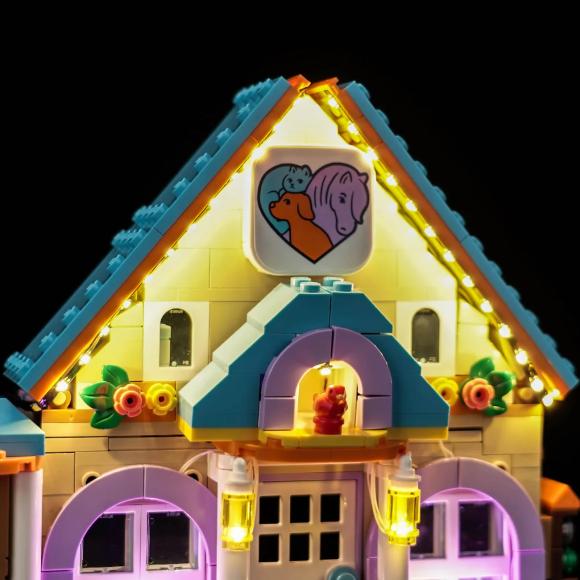 Oplyst LEGO Friends 42651 Dyrlægeklinik for heste og kæledyr toppen af huset zoomet ind