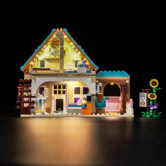 Oplyst LEGO Friends 42651 Dyrlægeklinik for heste og kæledyr bagsiden af huset