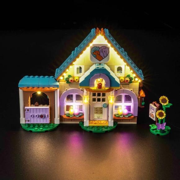 Oplyst LEGO Friends 42651 Dyrlægeklinik for heste og kæledyr set forfra