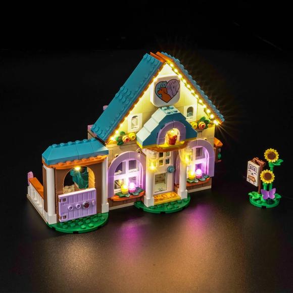 Oplyst LEGO Friends 42651 Dyrlægeklinik for heste og kæledyr set forfra mod venstre