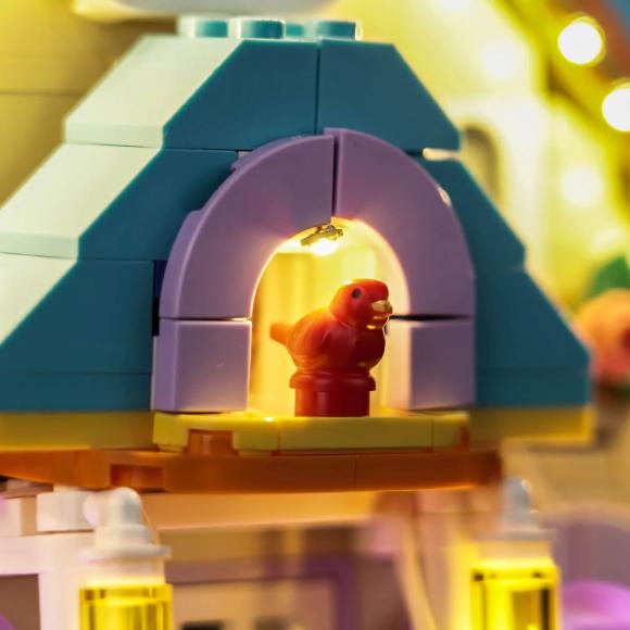 Oplyst LEGO Friends 42651 Dyrlægeklinik for heste og kæledyr kylling der vækker byen