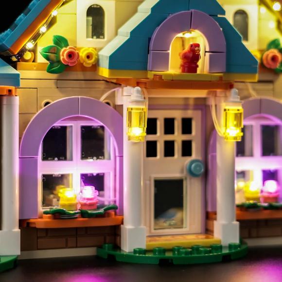 Oplyst LEGO Friends 42651 Dyrlægeklinik for heste og kæledyr hoveddøren zoomet ind set forfra