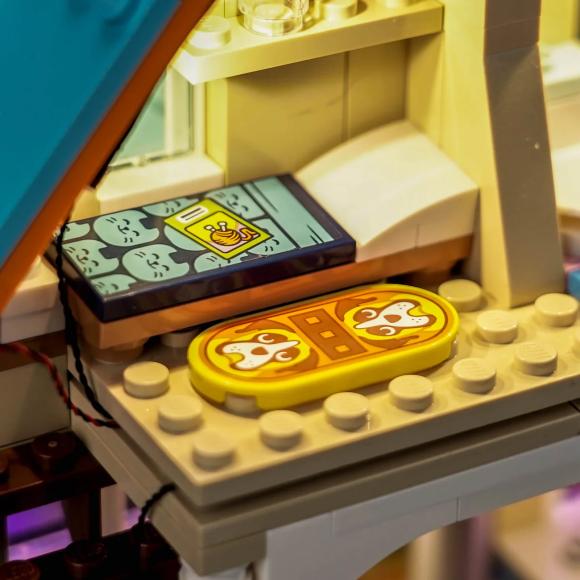 Oplyst LEGO Friends 42651 Dyrlægeklinik for heste og kæledyr en af værelserne i huset