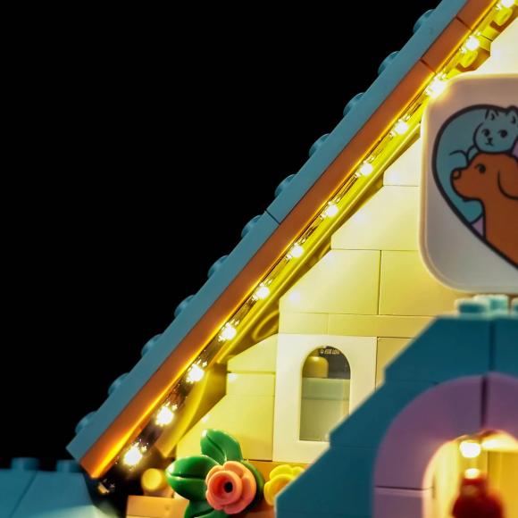 Oplyst LEGO Friends 42651 Dyrlægeklinik for heste og kæledyr taget af huset