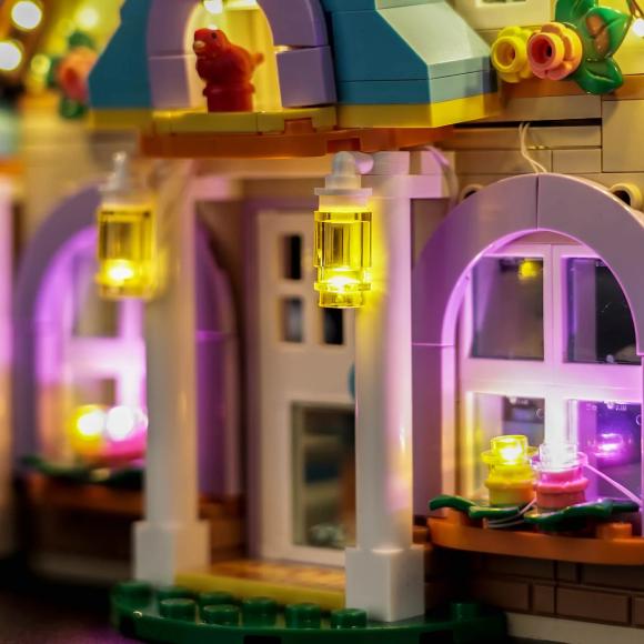 Oplyst LEGO Friends 42651 Dyrlægeklinik for heste og kæledyr hoveddøren set forfra mod højre