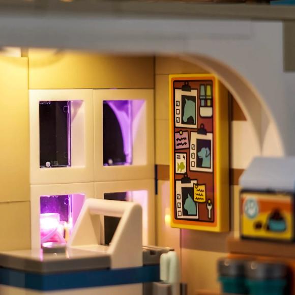 Oplyst LEGO Friends 42651 Dyrlægeklinik for heste og kæledyr et af værelserne i huset zoomet ind