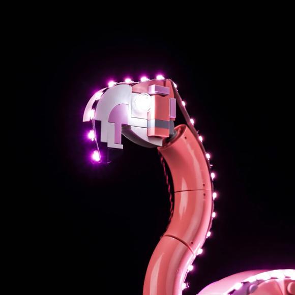 Oplyst LEGO Creator 31170 Vilde dyr pink flamingo med BrickBling hoved zoomet ind