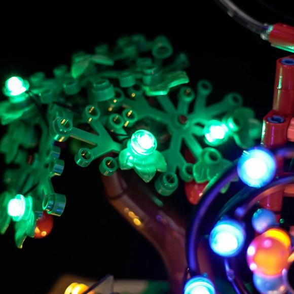 Oplyst LEGO Ideas 21355 Naturvidenskabens udvikling med BrickBling træ på sættet