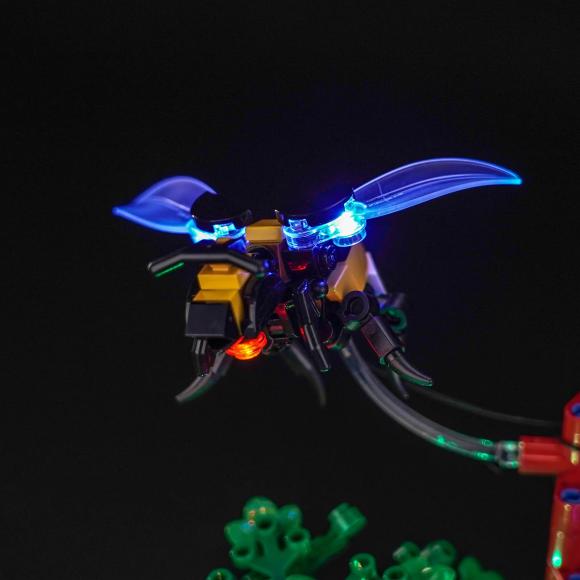 Oplyst LEGO Ideas 21355 Naturvidenskabens udvikling med BrickBling blomst på træet