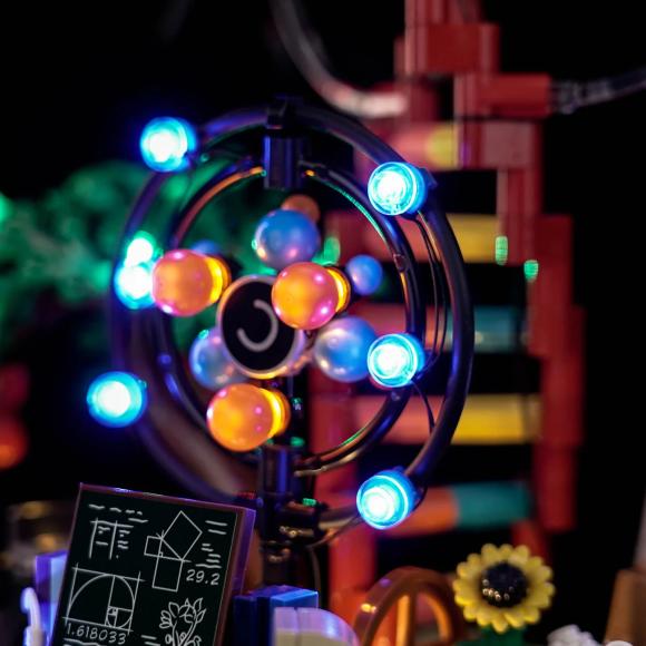 Oplyst LEGO Ideas 21355 Naturvidenskabens udvikling med BrickBling små detaljer på træet