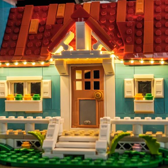 BrickBling lyssæt til: Disney 43268 Strandhuset fra Lilo og Stitch