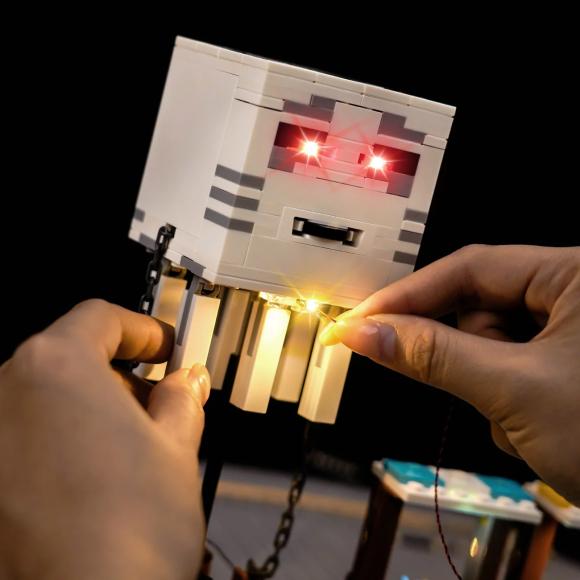 BrickBling lyssæt til: Minecraft 21273 Ghast-ballonens angreb på landsbyen