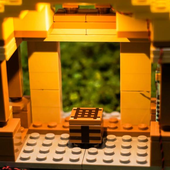 BrickBling lyssæt til: Minecraft 21273 Ghast-ballonens angreb på landsbyen