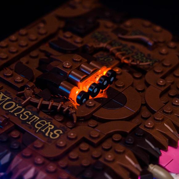 BrickBling lyssæt til: Harry Potter™ 76449 Bidende Store Monsterbog