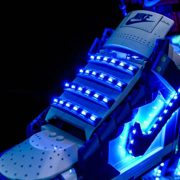 BrickBling lyssæt til: Icons 43008 Nike Dunk x LEGO® Set