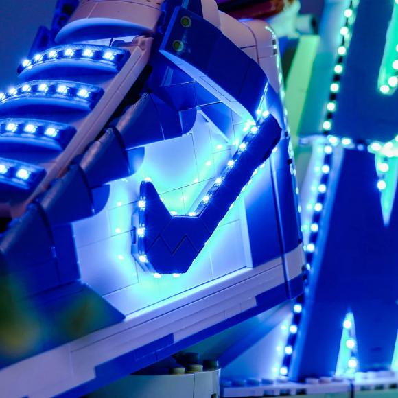 BrickBling lyssæt til: Icons 43008 Nike Dunk x LEGO® Set