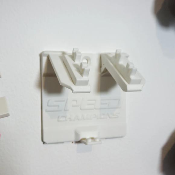 Universalt vægophæng til LEGO Speed Champions (vandret) hvid