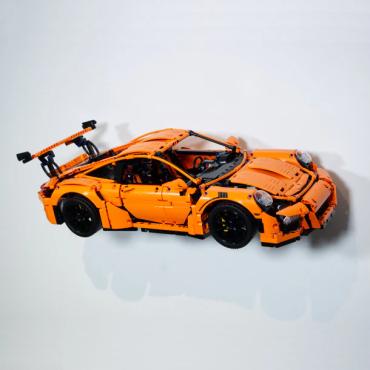 Ophængt lego technic 42056 porsche 911 gt3 RS set fra siden