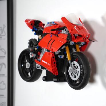 Ophængt LEGO Technic 42107 Ducati Panigale V4 R vandret på væg set fra siden