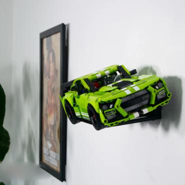 Ophængt LEGO Technic 42138 Ford Mustang Shelby vandret på væg set fra siden
