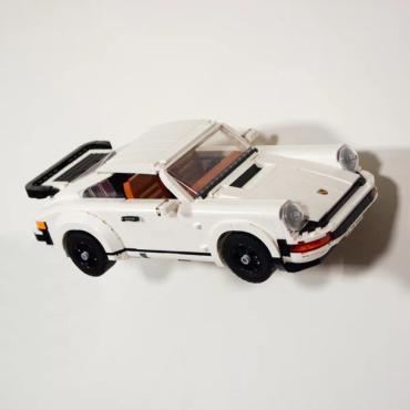Ophængt LEGO Icons 10295 Porsche 911 på væg vandret set forfra