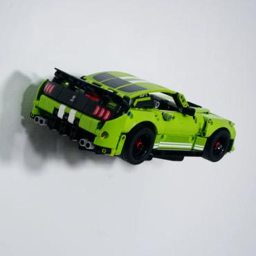 Ophængt LEGO Technic 42138 Ford Mustang Shelby vandret på væg set bagfra