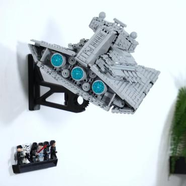 Ophængt LEGO Star Wars Star Destroyer vandret på væg set bagfra