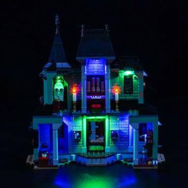 Oplyst LEGO Creator 31167 Hjemsøgt Palæ set forfra
