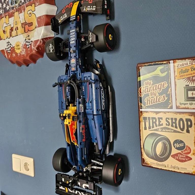 Vægophæng Technic 42206 Oracle Red Bull RB20 F1 lodret (sort)