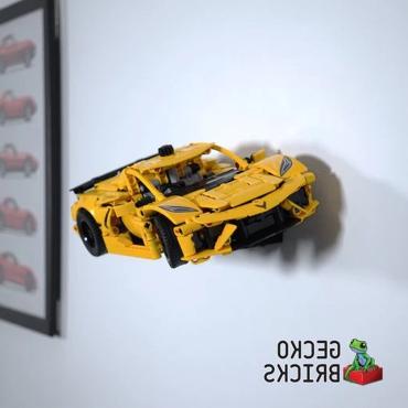 Ophængt LEGO Technic 42205 Chevrolet Corvette Stingray vandret på væg set fra siden