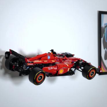 Ophængt lego technic 42207 på væg set bagfra