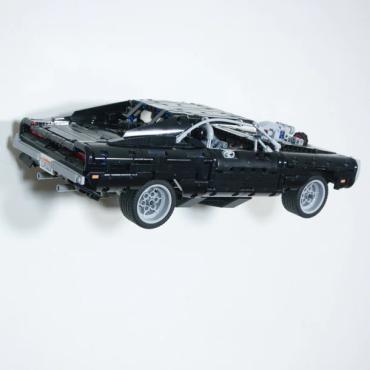 Ophængt LEGO Technic 42111 Doms Dodge Charger set fra bagsiden mod venstre